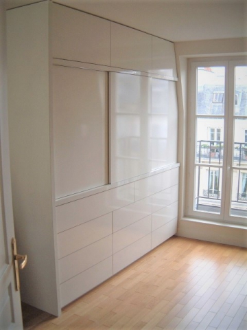 dressing bedroom blanc laqué tiroir dresser Paris flat appartement parisien haussmanien menuiserie ébénisterie agencement sur mesure architctecte décoration intérieur interior design carpentry cabinetmaking bespoke  bois