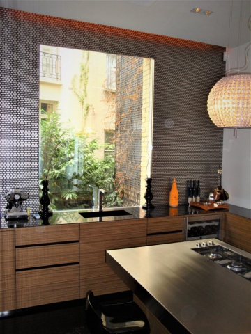 Cuisine kitchen plan de travail surface évier plaque de cuisson ilôt central luminaires lightsfen^êre windoxflat paris appartement parisien haussmanien menuiserie ébénisterie agencement sur mesure architctecte décoration intérieur interior design carpentry cabinetmaking bespoke  bois