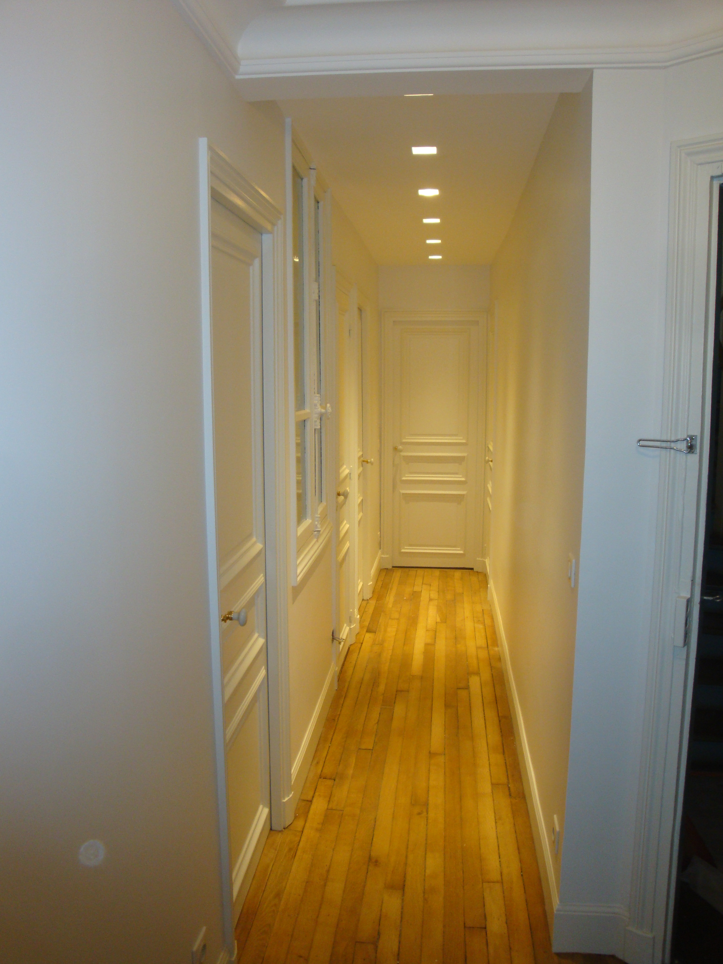 couloir pallier portes door floor  moulures corniche sur mesure appartement parisien haussmanien parquet cheminée Menuiserie Agencement Ébénisterie architecture décoration intérieur interior design carpentry cabinetmaking bespoke