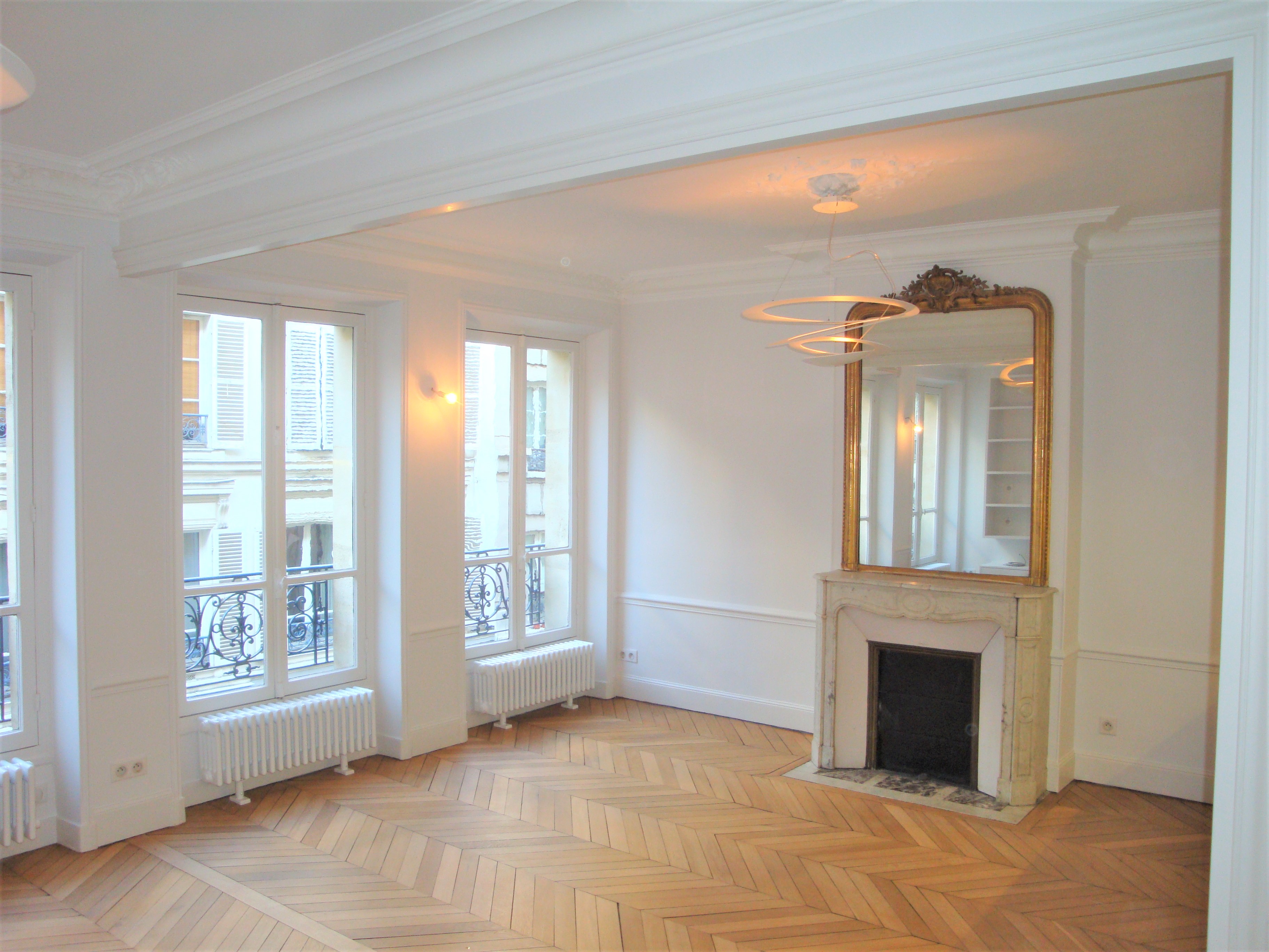 crédence meubles laqués blanc chêne massif cuisine kitchen floor  moulures corniche sur mesure appartement parisien haussmanien parquet cheminée Menuiserie Agencement Ébénisterie architecture décoration intérieur interior design carpentry cabinetmaking bespoke