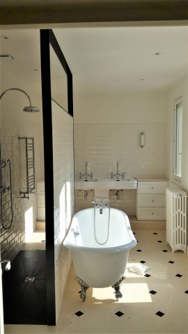 Salle de bains bathroom  shower bathtub old-fashioned faïence carrelage baignoire pieds rétro victorien douche à l'italienne parquet moulure floor molding Menuiserie Ébénisterie Agencement sur mesure carpentry cabinetmaking bespoke appartement parisien haussmanien villa