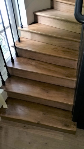 Escalier bois massif stair parquet moulure floor molding Menuiserie Ébénisterie Agencement sur mesure carpentry cabinetmaking bespoke appartement parisien haussmanien villa